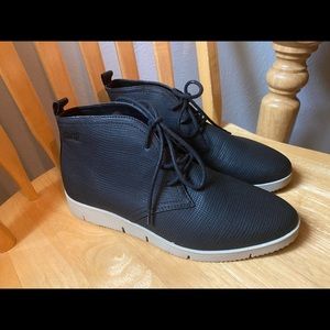 Cougar Snack lace-up bootie/sneakers!